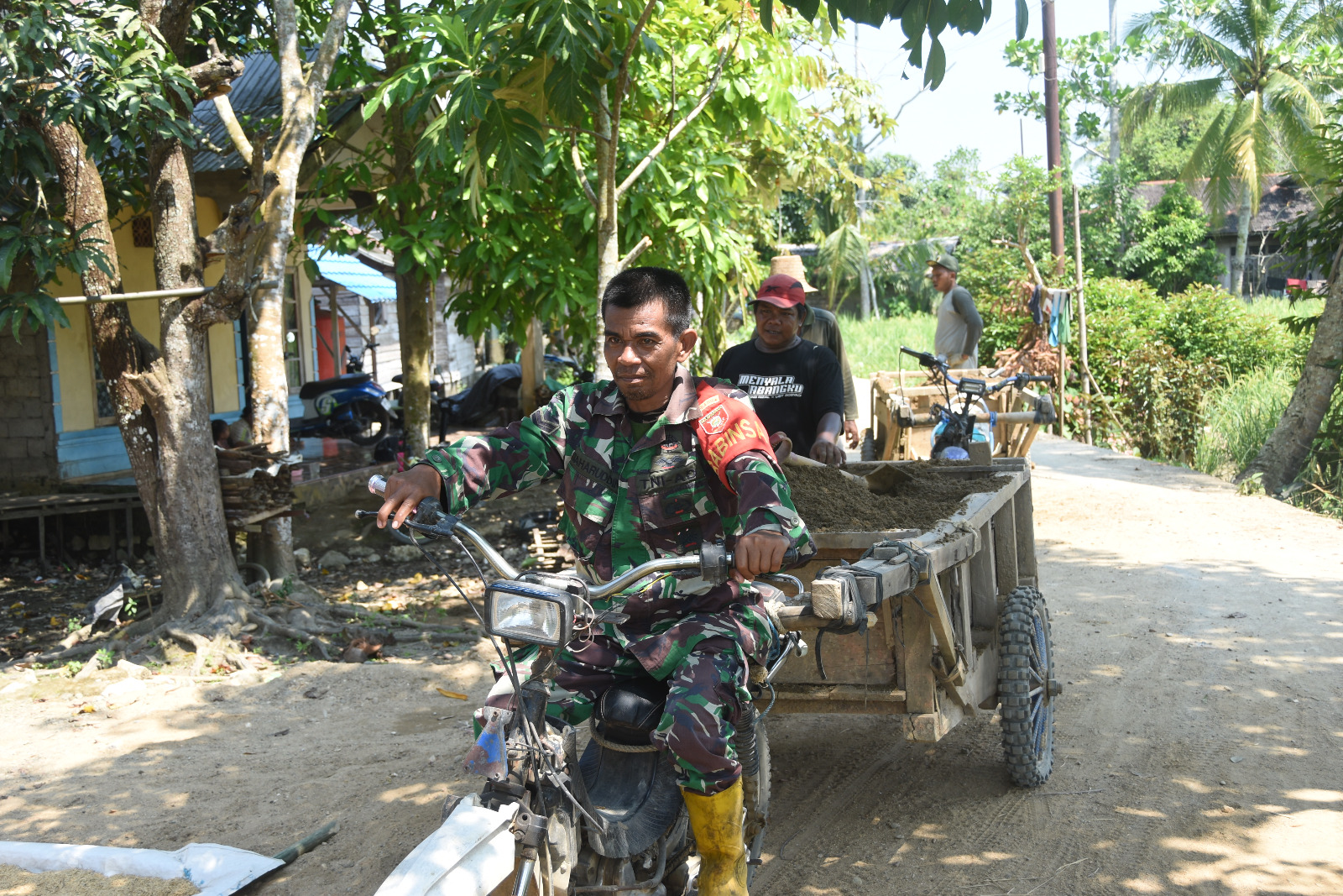Wujudkan Sinergi TNI dan Rakyat, Babinsa Haruyan Gotong Royong TMMD