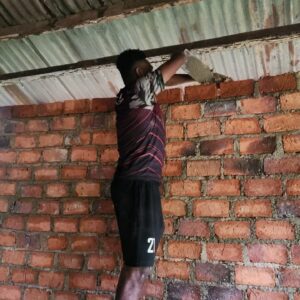 Hari ke-5 TMMD: Satgas Kodim 1802/Sorong Pasang Dinding Rumah Warga Yeflio