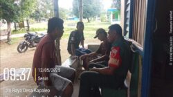 Dengan berbagai cara Babinsa Ramil 1512-03/Gebe memberikan ilmu melalui Komsos di Warga Desa Binaannya
