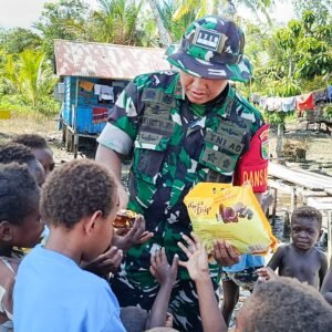 Dansatgas TMMD Berbagi Cokelat Kepada Anak-Anak, Ciptakan Suasana Hangat di Tengah Kegiatan Dansatgas TMMD Berbagi Cokelat Kepada Anak-Anak, Ciptakan Suasana Hangat di Tengah Kegiatan