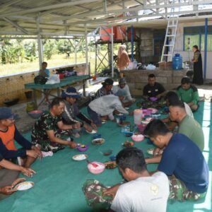 Kebersamaan Hangat Satgas TMMD ke-124 dan Warga Haruyan Kebersamaan Hangat Satgas TMMD ke-124 dan Warga Haruyan