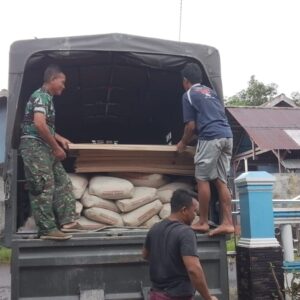 Satgas TMMD Ke-124 Kodim 1501/Ternate dan Masyarakat Gotong Royong Angkut Material Pembangunan Satgas TMMD Ke-124 Kodim 1501/Ternate dan Masyarakat Gotong Royong Angkut Material Pembangunan