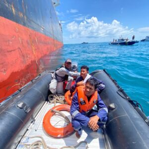 Bakamla RI Evakuasi 14 Korban Kapal Tenggelam di Perairan Utara Berakit Bakamla RI Evakuasi 14 Korban Kapal Tenggelam di Perairan Utara Berakit