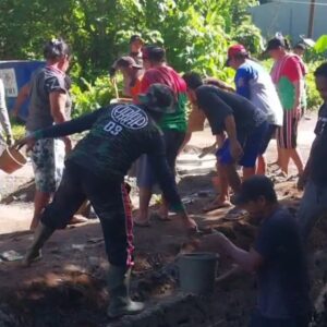 "Ibu-Ibu Super di TMMD" Menginspirasi Semangat Gotong Royong “Ibu-Ibu Super di TMMD” Menginspirasi Semangat Gotong Royong