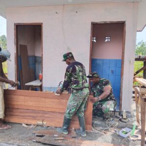 Satgas TMMD 124 Fokus Pada Pemasangan Pintu MCK Satgas TMMD 124 Fokus Pada Pemasangan Pintu MCK