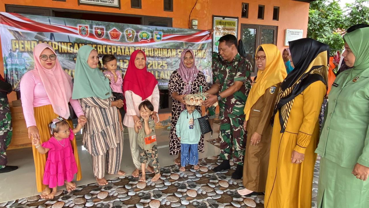 Satgas TMMD Kodim 1009/Tanah Laut Bagikan Sembako Cegah Stunting