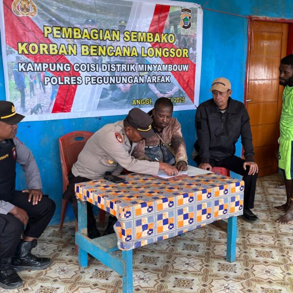 Polres Pegunungan Arfak Menyalurkan Bantuan Sosial Berupa Sembako Kepada Keluarga Korban Bencana Alam Tanah Longsor