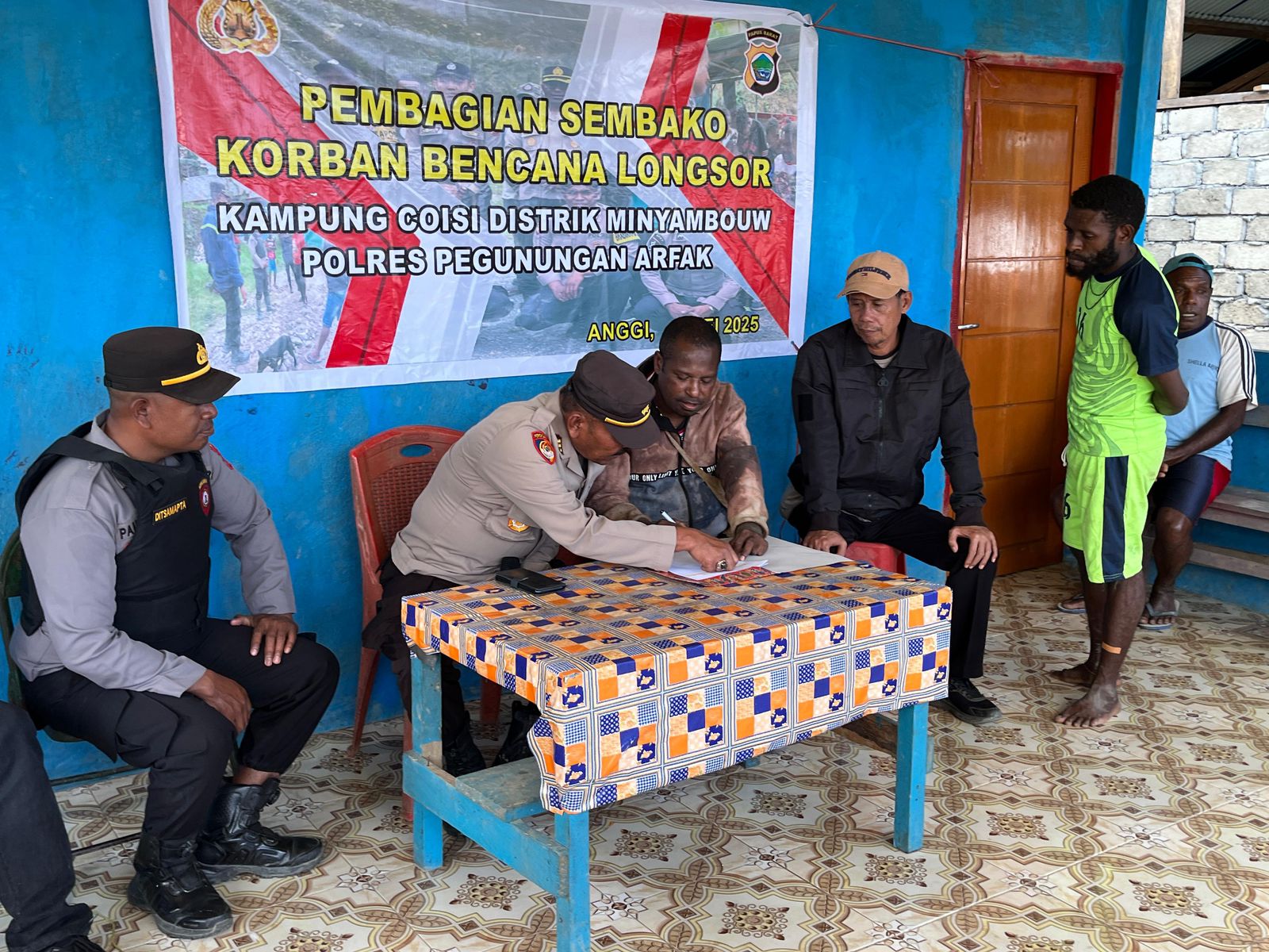 Polres Pegunungan Arfak Menyalurkan Bantuan Sosial Berupa Sembako Kepada Keluarga Korban Bencana Alam Tanah Longsor