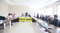 Polda Papua Barat Bersama KPU Gelar Audiensi, Penyerahan Piagam Penghargaan dan Plakat