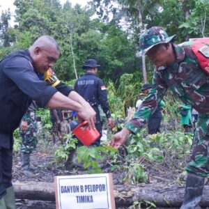 Menyatu Dengan Alam, Satgas TMMD Tanam Pohon di Kampung Pigapu Menyatu Dengan Alam, Satgas TMMD Tanam Pohon di Kampung Pigapu