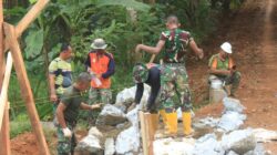Satgas TMMD Kodim 1009 Tanah Laut Lembur Turunkan Box Culvert