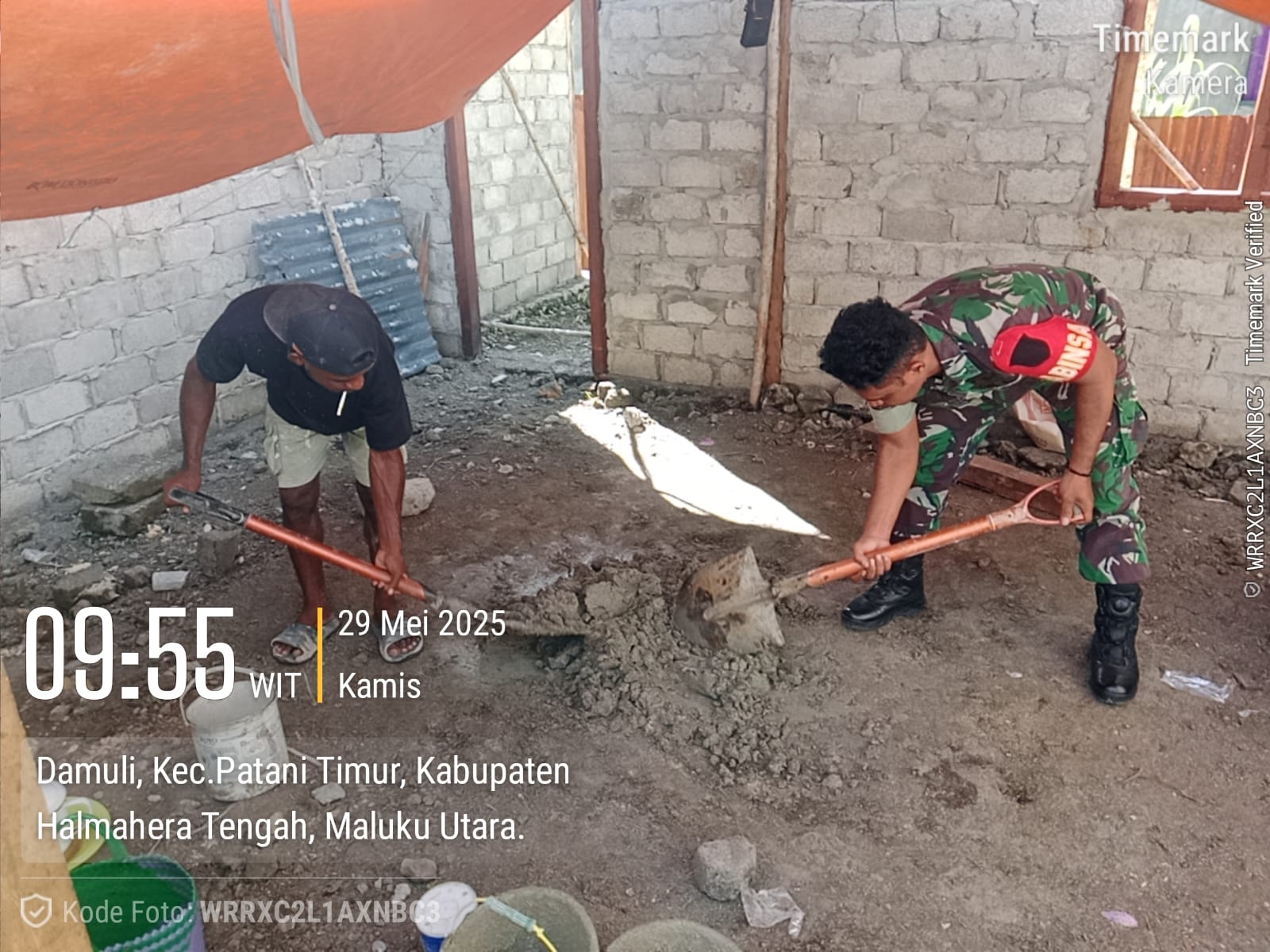 Selalu berada di Tengah-tengah Kesulitan masayarakat Binannya Babinsa Ramil 1512-02/Patani Bantu Cor lantai rumah warga Binannya