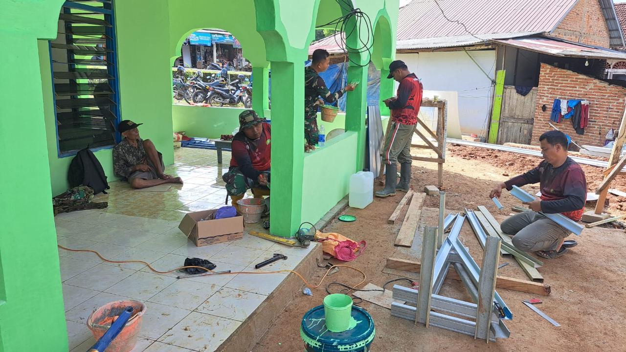 Satgas TMMD Kodim 1009 Tanah Laut Cat Mushola Darul Huda