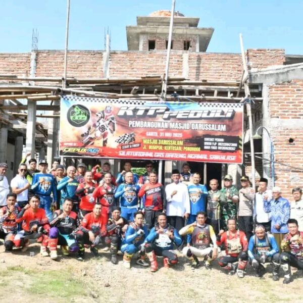 Trabas Komunitas Trail Peduli, Dandim Ponorogo Serahkan Bantuan ke Masjid Darussalam