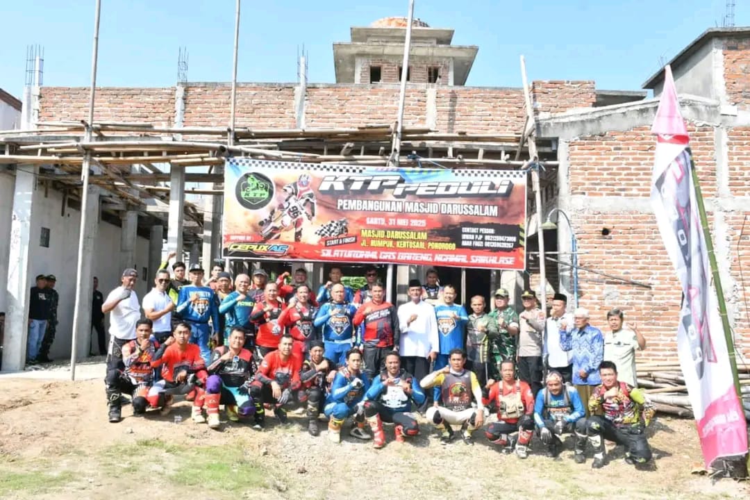 Trabas Komunitas Trail Peduli, Dandim Ponorogo Serahkan Bantuan ke Masjid Darussalam