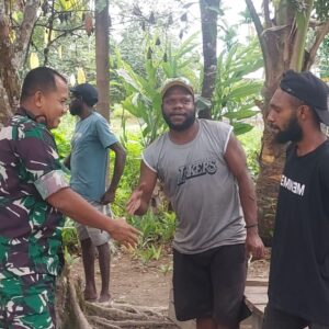 Dansatgas TMMD Bercengkrama Dengan Warga di Lokasi TMMD, Jalin Keakraban dan Tingkatkan Semangat Gotong Royong Dansatgas TMMD Bercengkrama Dengan Warga di Lokasi TMMD, Jalin Keakraban dan Tingkatkan Semangat Gotong Royong