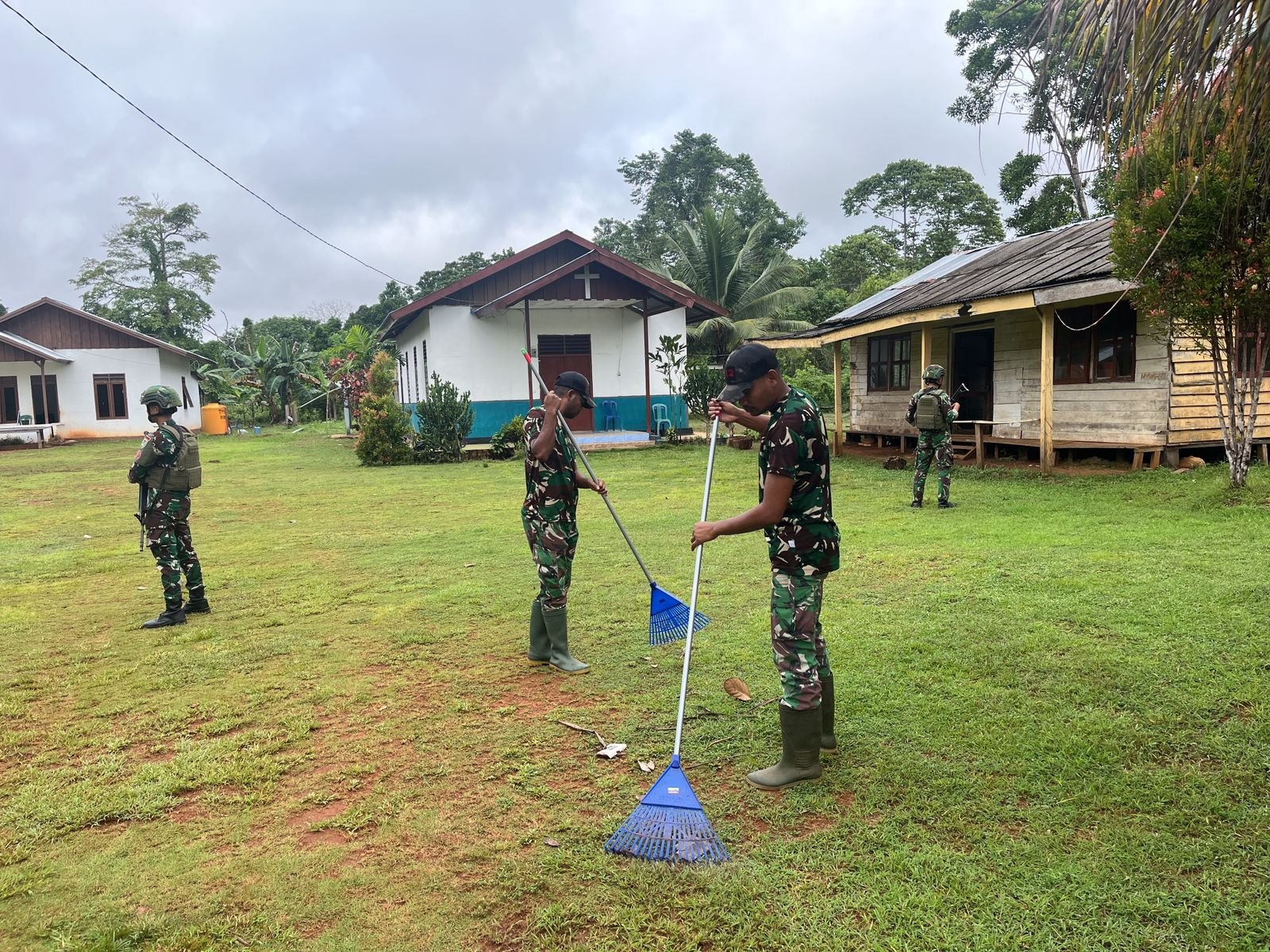 TNI dan Warga Bersinergi Bersihkan Gereja di Perbatasan