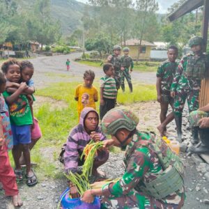 Peduli Perekonomian Masyarakat, Satgas Yonif 715/Mtl Borong Hasil Bumi Mama Papua Peduli Perekonomian Masyarakat, Satgas Yonif 715/Mtl Borong Hasil Bumi Mama Papua