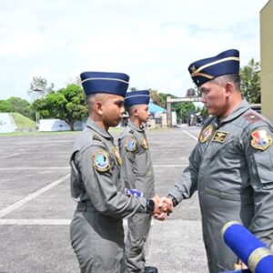 Danlanud Sultan Hasanuddin Pimpin Upacara Penyematan Badge Camar Number Kepada Dua Penerbang Skadron Udara 5 Danlanud Sultan Hasanuddin Pimpin Upacara Penyematan Badge Camar Number Kepada Dua Penerbang Skadron Udara 5