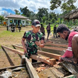 Terangi Perbatasan, Satgas Yonif 312/KH Pasang Lampu Solar Cell di Kampung Terpencil Yakyu Terangi Perbatasan, Satgas Yonif 312/KH Pasang Lampu Solar Cell di Kampung Terpencil Yakyu