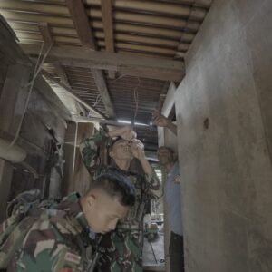 Bantu Kesulitan Rakyat, Satgas Yonif 715/Motuliato Perbaiki Instalasi Listrik di Perbatasan Bantu Kesulitan Rakyat, Satgas Yonif 715/Motuliato Perbaiki Instalasi Listrik di Perbatasan