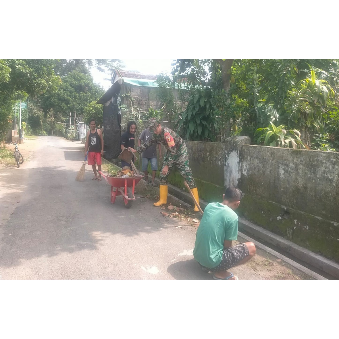 Babinsa Duren Bersama Warga Gelar Kerja Bakti, Wujudkan Lingkungan Bersih Dan Ciptakan Kerukunan Antar Warga
