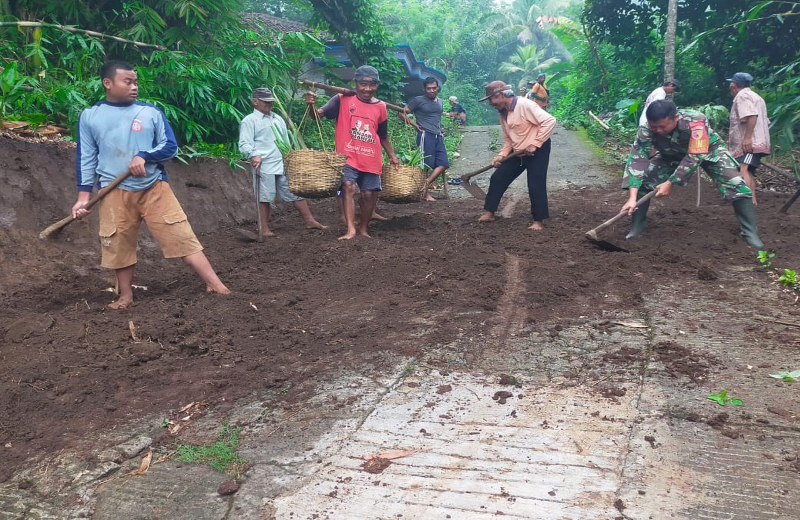 Minggu Bersih Babinsa Banjarsari Bersama Warga Gelar Kerja Bakti, Bersihkan Lingkungan Dan Akses Jalan Kampung