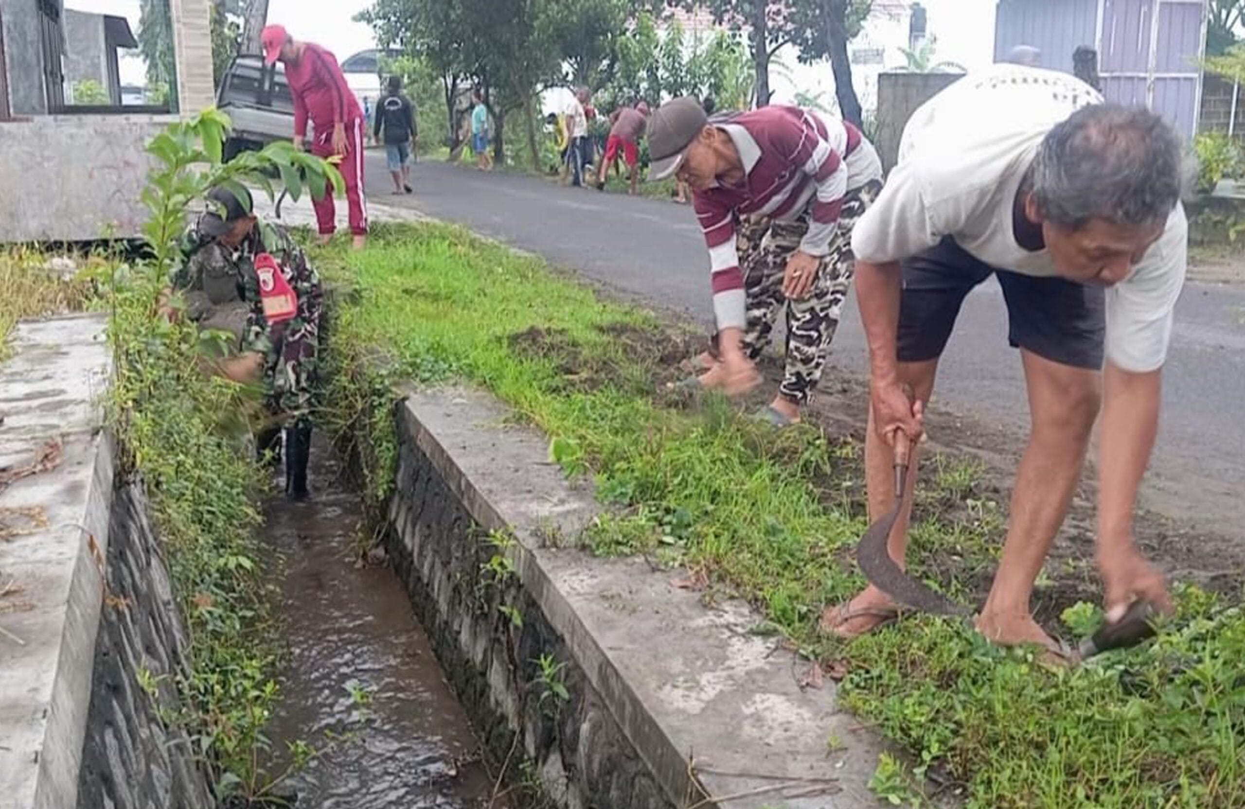 Gotong Royong Babinsa Klampok Dan Warga Bersihkan Sungai Untuk Cegah Banjir Dan Jaga Lingkungan