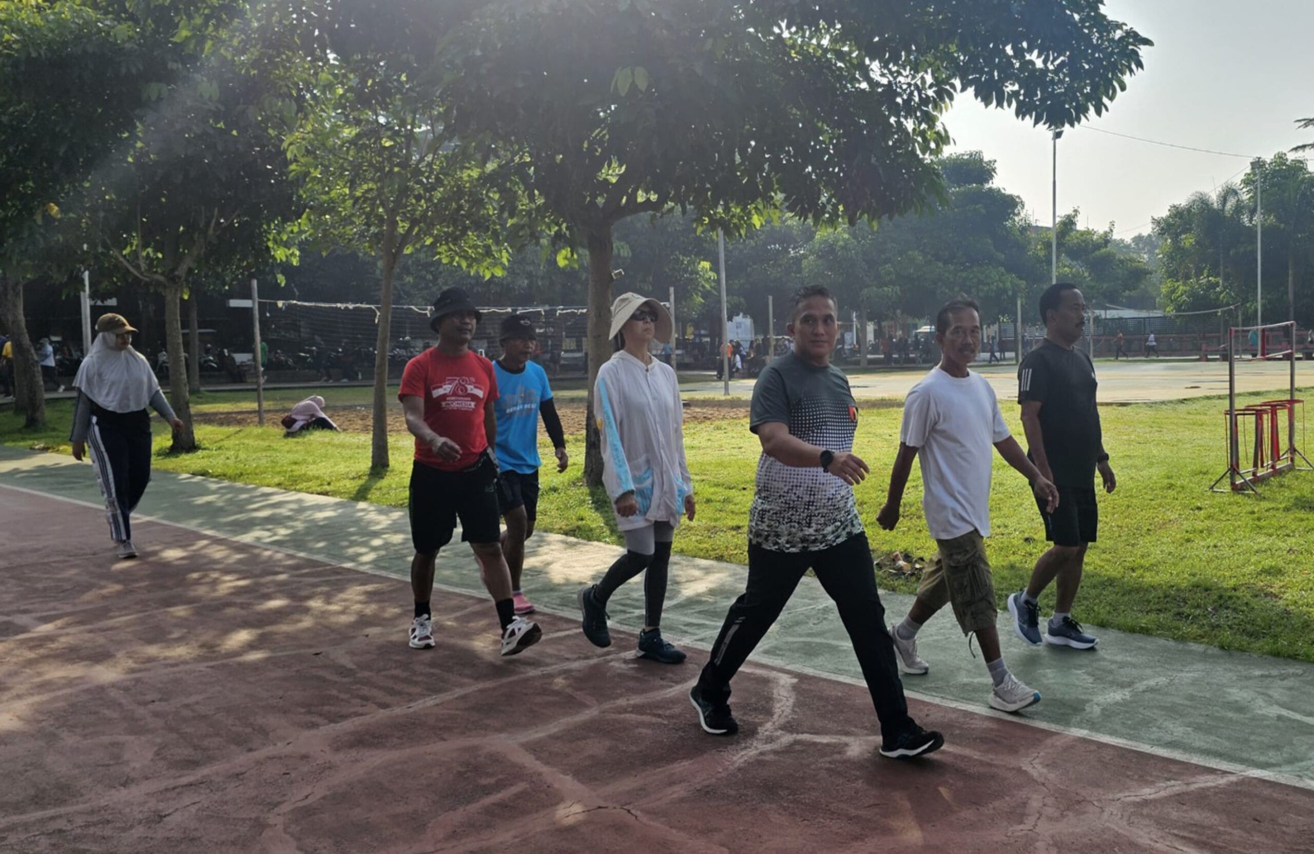Upaya Menjaga Kebugaran Tubuh, Prajurit Dan ASN Kodim 0808/Blitar Laksanakan Olahraga Di Sport Center
