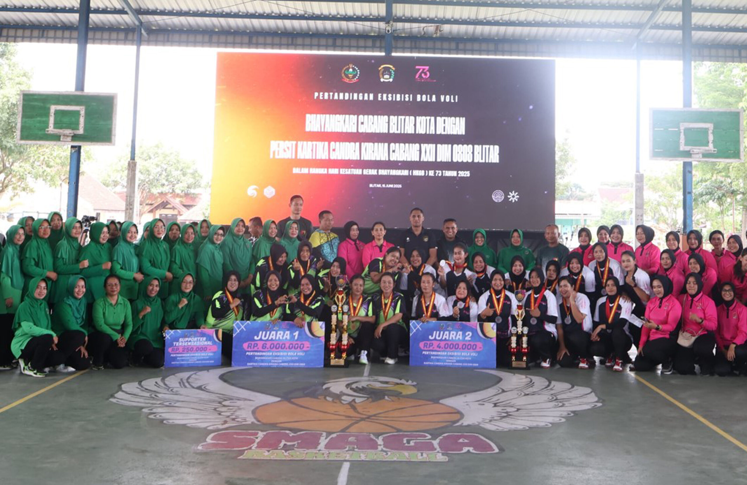 Pertandingn Persahabatan Bola Voly Persit Kodim 0808/Blitar VS Bhayangkari Polres Blitar Kota Semarakkan HKGB Ke - 73