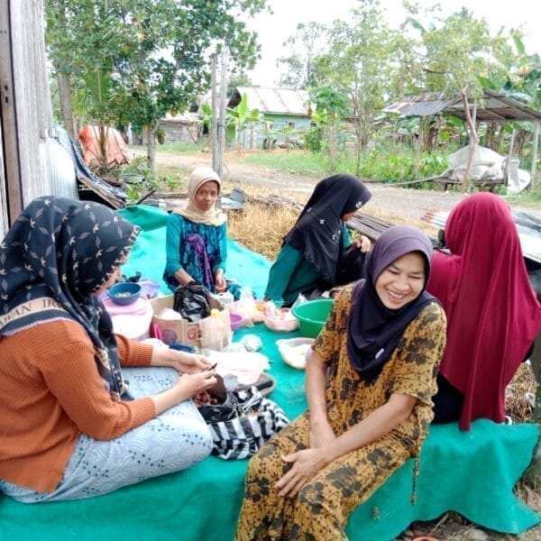 TNI HST dan Warga Kompak Siapkan Makan Siang di Lokasi TMMD
