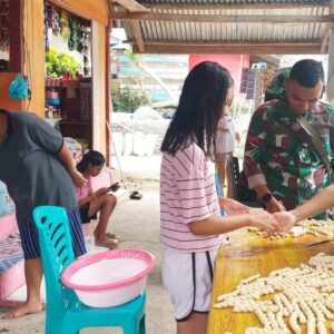 Satgas TMMD Berbaur Dengan Masyarakat Desa Worat-Worat, Ciptakan Kedekatan dan Kemanunggalan Satgas TMMD Berbaur Dengan Masyarakat Desa Worat-Worat, Ciptakan Kedekatan dan Kemanunggalan