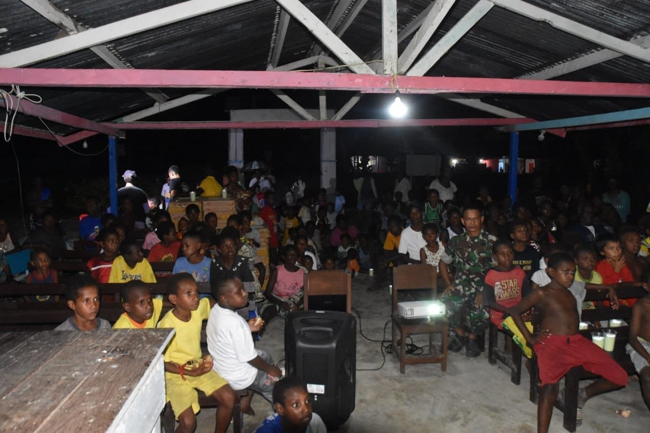 Meriahnya Nobar Film Pembangunan di Pigapu: Roti dan Susu Jadi Pembuka