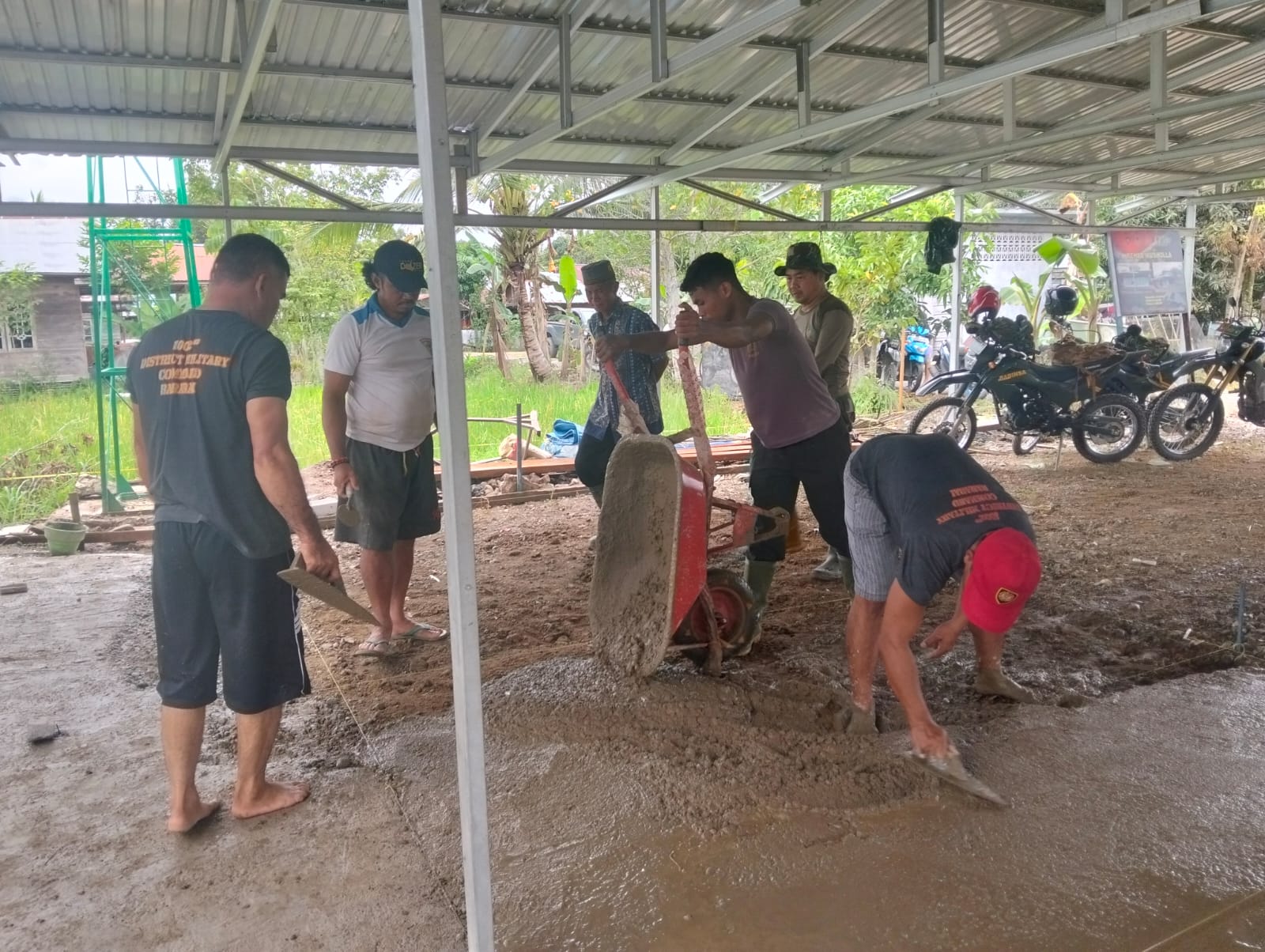 Satgas TMMD Kodim 1002 HST dan Warga Cor Teras Langgar Darussalam