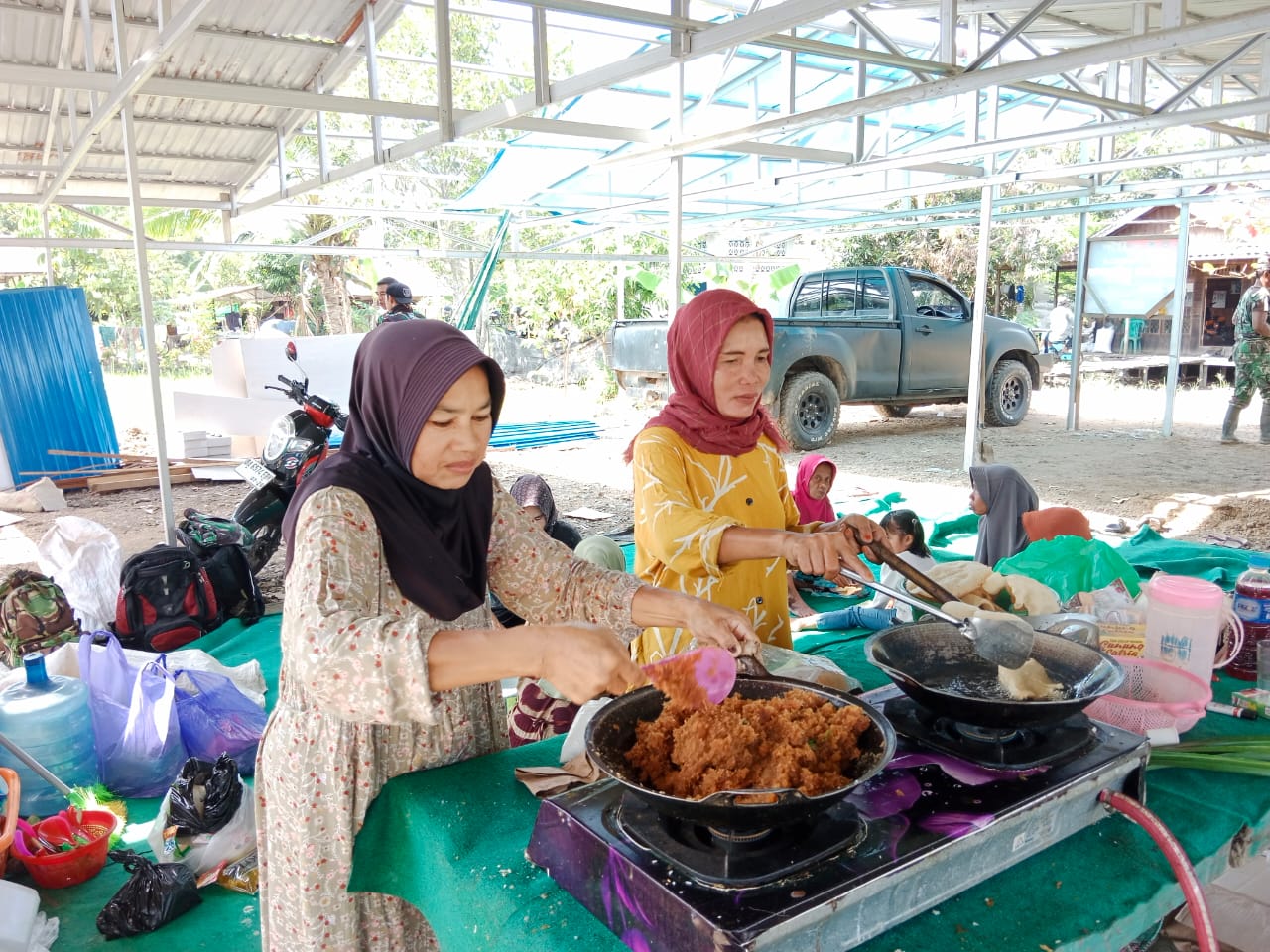 Solidaritas Ibu-Ibu Pengambau, Rutin Suplai Makan Siang Satgas TMMD