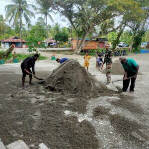 Jelang Penutupan, Personel Satgas TMMD Bersama Warga Gotong Royong Siapkan Lapangan Untuk Kegiatan Bakti Sosial Jelang Penutupan, Personel Satgas TMMD Bersama Warga Gotong Royong Siapkan Lapangan Untuk Kegiatan Bakti Sosial