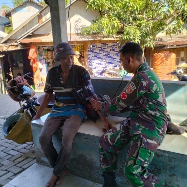 Jelang Penutupan TMMD, Tim Kesehatan TNI Layani Warga Tulus