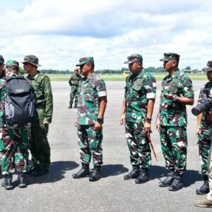 Dandim 1710/Mimika Sambut Kedatangan Menteri Pertahanan dan Menteri Keuangan di Bandara Mozes Kilangin Dandim 1710/Mimika Sambut Kedatangan Menteri Pertahanan dan Menteri Keuangan di Bandara Mozes Kilangin