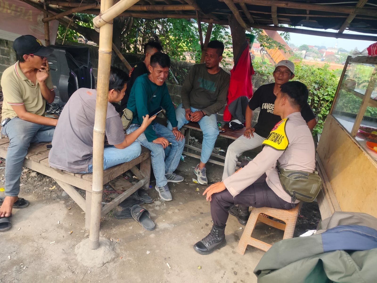 Bhabinkamtibmas Desa Cibadak Laksanakan Program Kapolda Poliran/Polisi Peduli Pengangguran Bhabinkamtibmas Desa Cibadak Laksanakan Program Kapolda Poliran/Polisi Peduli Pengangguran