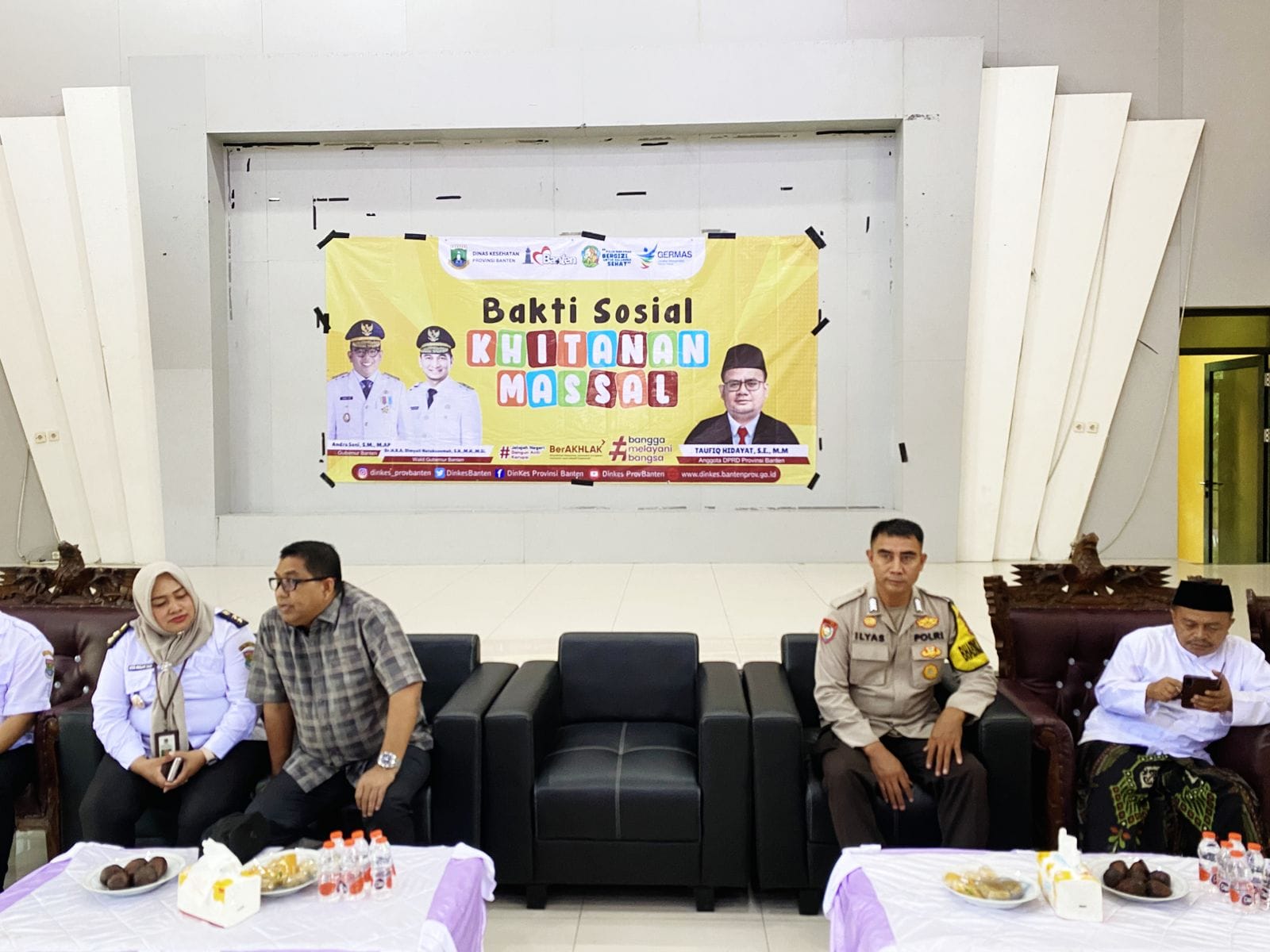 Bripka Ilyas Hadiri Kegiatan Sunatan Massal di GSG Kelurahan Sukamulya