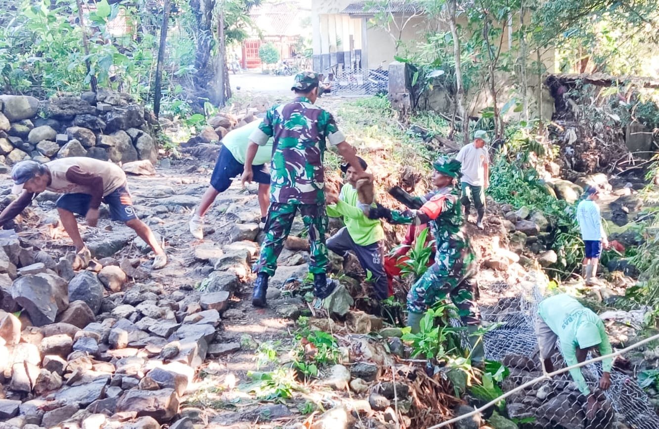 Babinsa Gondang Bojonegoro bersama Warga Sambongrejo Bangun Bronjong dan Jalan Makadam