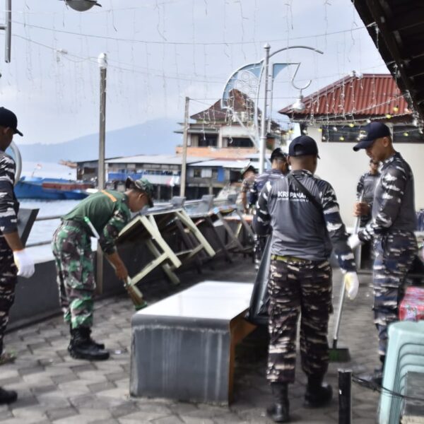 Bakti Sosial Satgas Trisila-25: TNI AL dan Masyarakat Bersatu Bersihkan Pantai Pandara Kananga Ternate
