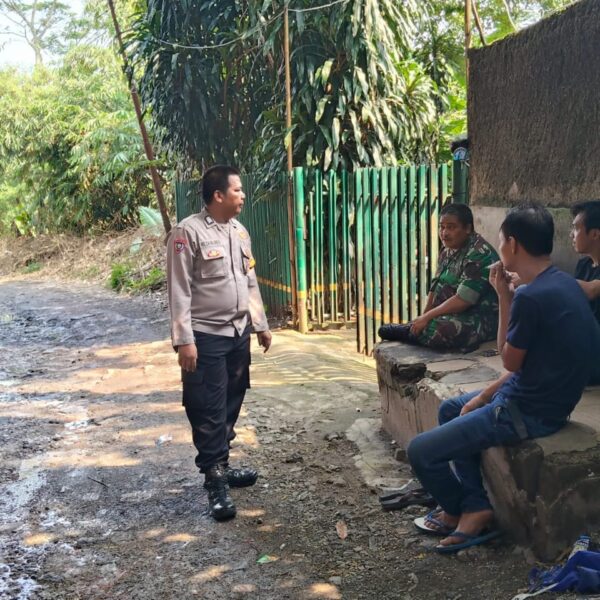 Bhabinkamtibmas Desa Bojong Bersama Babinsa Lakukan Sambang Warga, Wujudkan Kamtibmas Kondusif