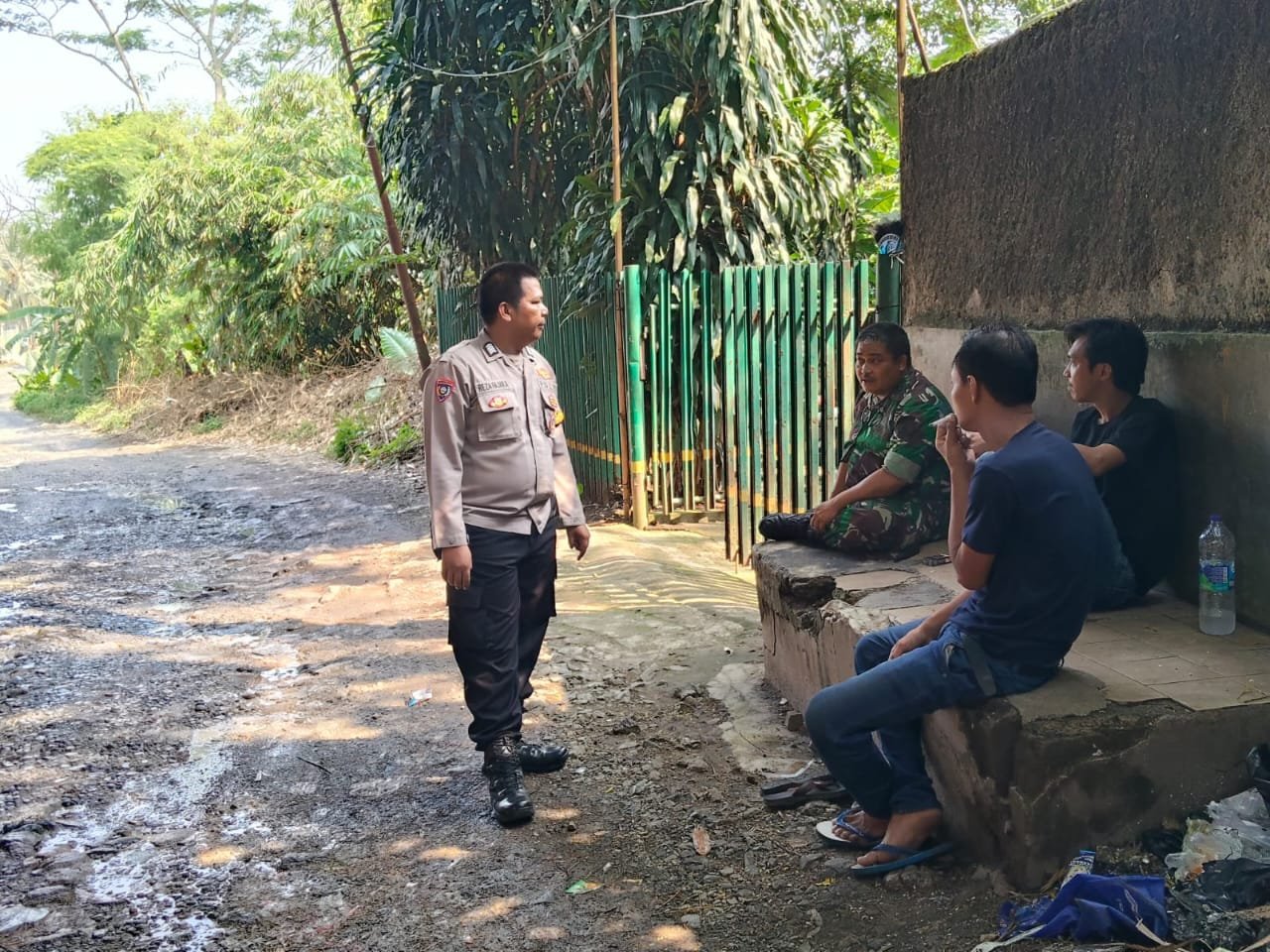 Bhabinkamtibmas Desa Bojong Bersama Babinsa Lakukan Sambang Warga, Wujudkan Kamtibmas Kondusif