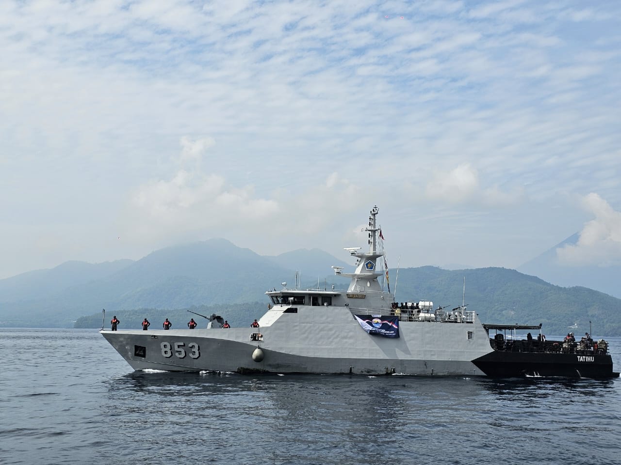 Guskamla Komando Armada III Dorong Edukasi Maritim Di Pulau Obi Melalui KRI Tatihu- 853