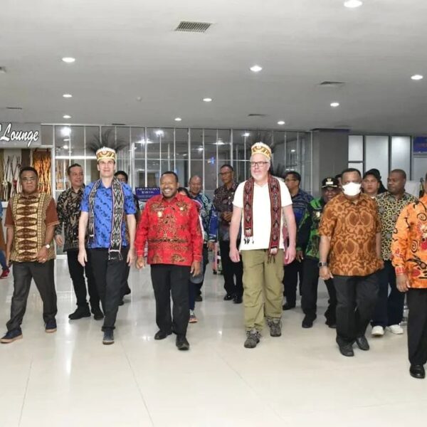 Wakil Gubernur PBD Sambut Kedatangan Duta Besar Finlandia di Bandara Deo Kota Sorong