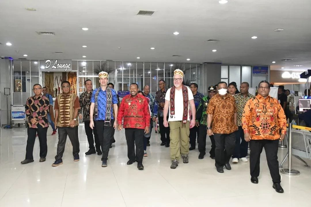 Wakil Gubernur PBD Sambut Kedatangan Duta Besar Finlandia di Bandara Deo Kota Sorong