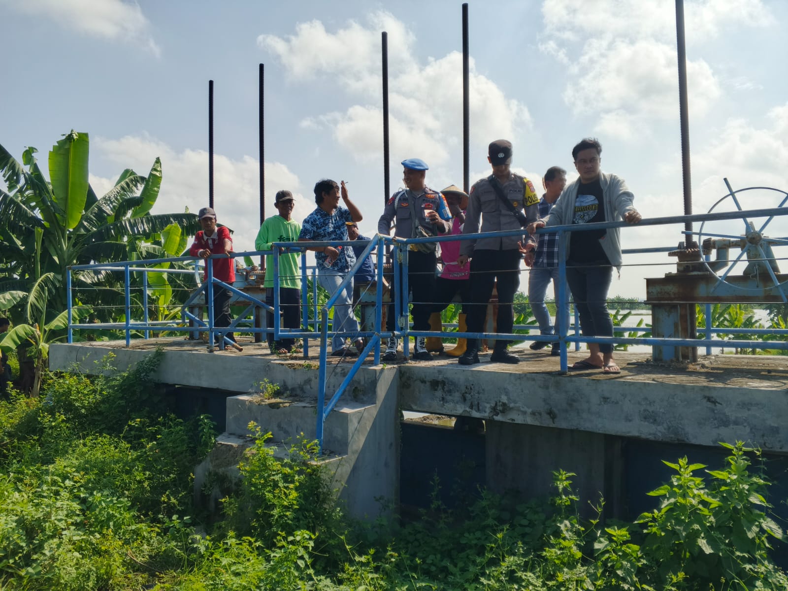 Polres Tuban Kawal Pembukaan Saluran Sungai Avur di Plumpang Demi Redam Banjir