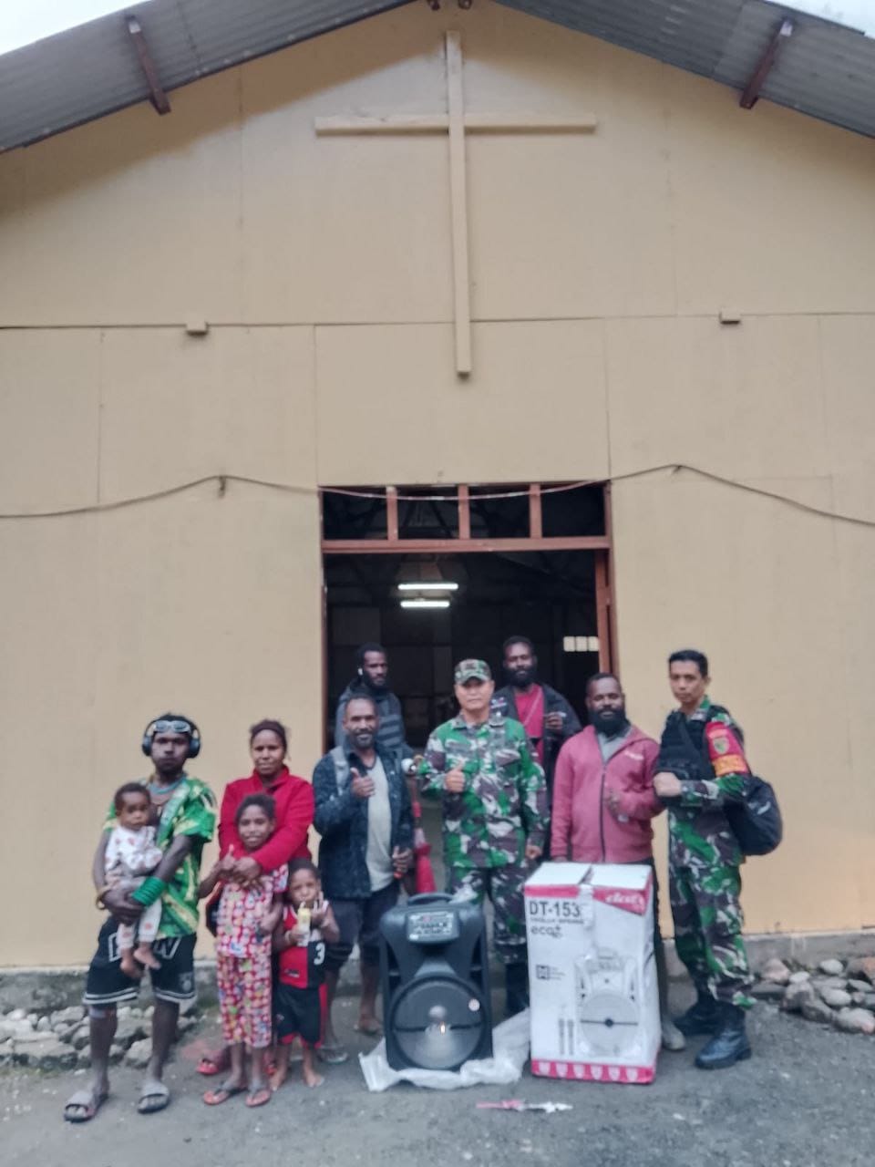 Jaga Hubungan Kerukunan Umat Beragama, Danramil 1710-04/Tembagapura Berikan Bantuan Speaker Ke Gereja