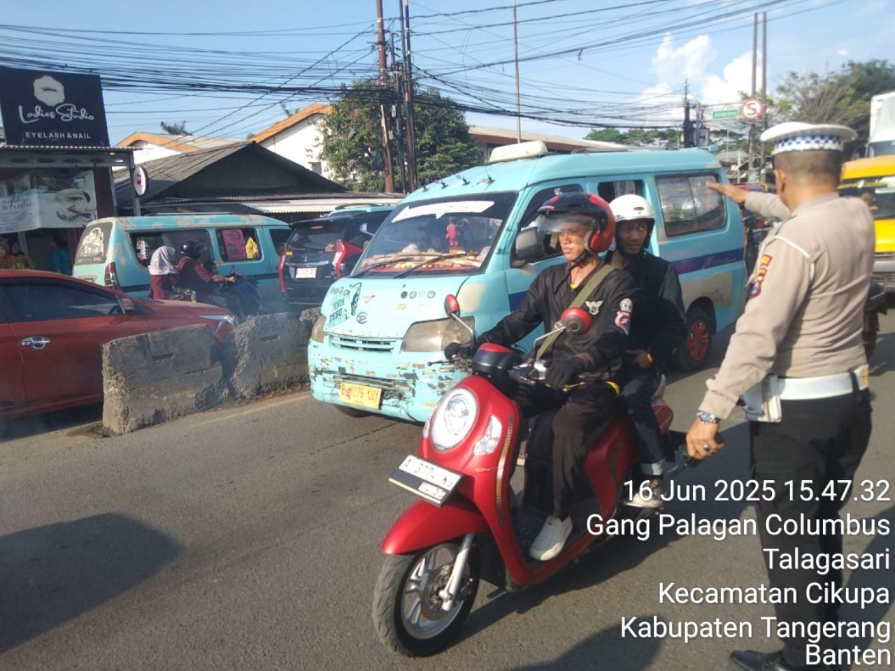 Kanit Lantas Pimpin Protap Gatur Lalin Sore di Depan PT. Cingluh